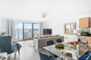 A7 Masts - Striking beach bolthole apartment with beautiful sea views private balcony & parking